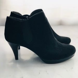 Black Bandolino suede ankle booties Size 8